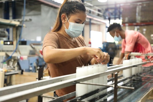 Una mujer trabaja en la fabricación de velas en Panamá. Una mujer trabaja en la fabricación de velas en Panamá.