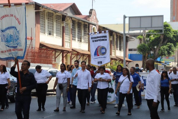 En el desfile participaron escuelas públicas y privadas, instituciones gubernamentales ubicadas en Calidonia, además de organizaciones cívicas y de la comunidad. En el desfile participaron escuelas públicas y privadas, instituciones gubernamentales ubicadas en Calidonia, además de organizaciones cívicas y de la comunidad.