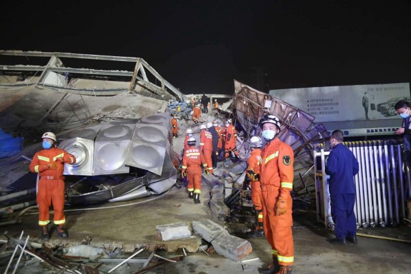 Un operativo de emergencias compuesto por 147 efectivos trabaja para tratar de rescatar a las personas que siguen atrapadas. Un operativo de emergencias compuesto por 147 efectivos trabaja para tratar de rescatar a las personas que siguen atrapadas.