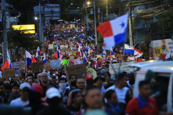 Instan al Gobierno y a todas las partes que están protestando a tomar acciones inmediatas para detener la escalada de violencia. Instan al Gobierno y a todas las partes que están protestando a tomar acciones inmediatas para detener la escalada de violencia.