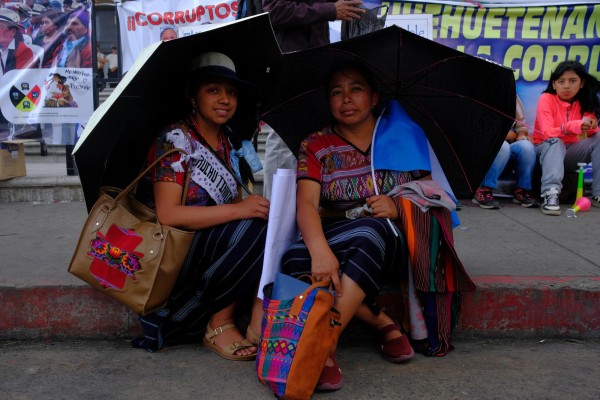 Dos mujeres indígenas de San Juan Comalapa participan hoy de una manifestación frente al edificio del Ministerio Publico para exigir la renuncia de la fiscal general, Consuelo Porras, por sus acciones antidemocráticas, en Ciudad de Guatemala (Guatemala). Dos mujeres indígenas de San Juan Comalapa participan hoy de una manifestación frente al edificio del Ministerio Publico para exigir la renuncia de la fiscal general, Consuelo Porras, por sus acciones antidemocráticas, en Ciudad de Guatemala (Guatemala).