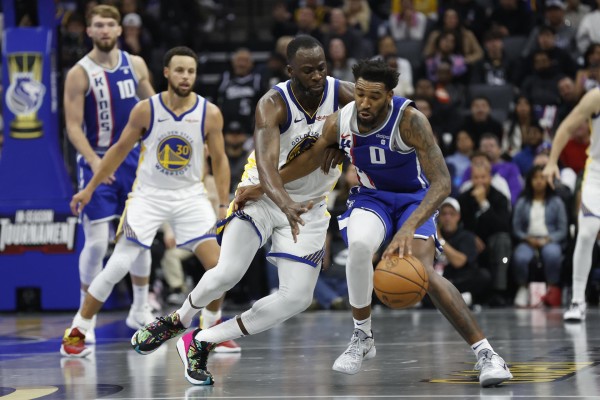 El jugador de Sacramento Kings Malik Monk (d) en una acción del encuentro, disputa la pelota con el de los Golden State Warriors Draymond Green (c). EFE/EPA/JOHN G. MABANGLO El jugador de Sacramento Kings Malik Monk (d) en una acción del encuentro, disputa la pelota con el de los Golden State Warriors Draymond Green (c). EFE/EPA/JOHN G. MABANGLO