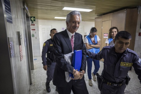El periodista José Rubén Zamora (c) a su llegada a la audiencia donde fue sentenciado por su presunta participación, un caso de lavado de dinero, chantaje y asociación ilícita. El periodista José Rubén Zamora (c) a su llegada a la audiencia donde fue sentenciado por su presunta participación, un caso de lavado de dinero, chantaje y asociación ilícita.