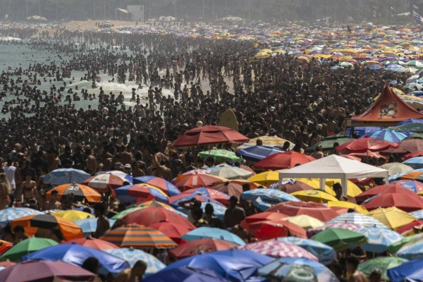 Miles de bañistas fueron registrados este domingo, 24 de septiembre, al tomar el sol, durante una calurosa jornada en los primeros días de la primavera. Miles de bañistas fueron registrados este domingo, 24 de septiembre, al tomar el sol, durante una calurosa jornada en los primeros días de la primavera.