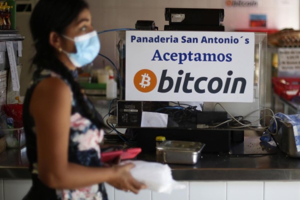 Una mujer compra alimentos en un establecimiento que aceptan pagos en bitcóin en Santa Tecla (El Salvador). Una mujer compra alimentos en un establecimiento que aceptan pagos en bitcóin en Santa Tecla (El Salvador).