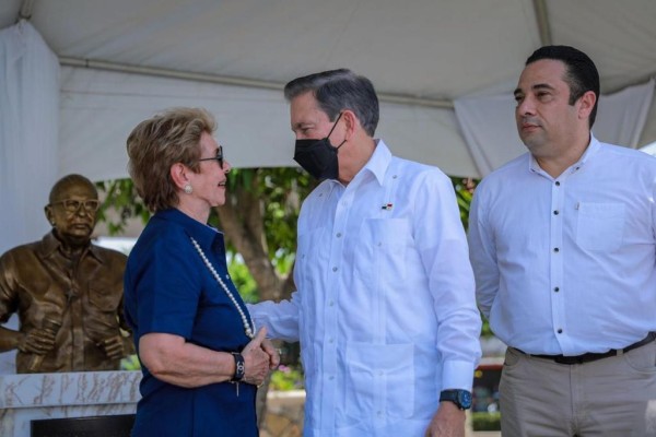 El acto al que asistieron Cortizo y Moscoso fue en el Parque Unión de Chitré. El acto al que asistieron Cortizo y Moscoso fue en el Parque Unión de Chitré.