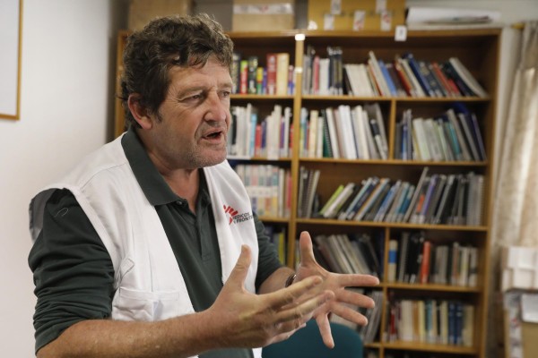 El jefe de misión de Médicos Sin Fronteras en Colombia, Luis Eguiluz, habla durante una entrevista con EFE en Bogotá (Colombia). El jefe de misión de Médicos Sin Fronteras en Colombia, Luis Eguiluz, habla durante una entrevista con EFE en Bogotá (Colombia).