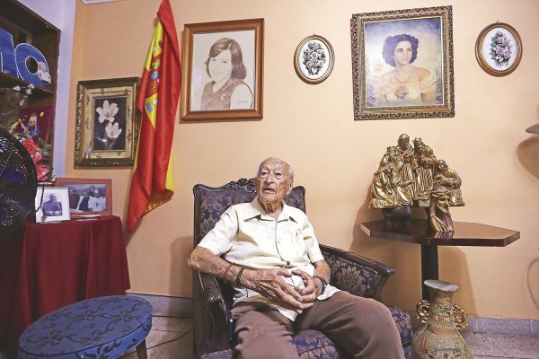El español de 96 años Atilano Alonso, 'contentísimo' de votar en Panamá por primera vez El español de 96 años Atilano Alonso, 'contentísimo' de votar en Panamá por primera vez