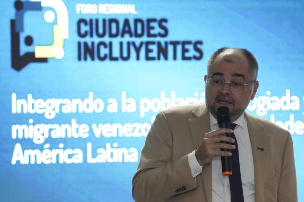 El embajador de la Unión Europea (UE) en Colombia, Gilles Bertrand, habla durante el Foro Regional Ciudades Incluyentes. El embajador de la Unión Europea (UE) en Colombia, Gilles Bertrand, habla durante el Foro Regional Ciudades Incluyentes.