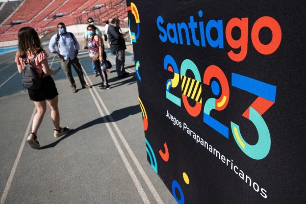 Fotografía de archivo de personas observando el cartel de los Juegos Panamericanos y Parapanamericanos de 2023, el 3 de febrero de 2022, en Santiago (Chile). Fotografía de archivo de personas observando el cartel de los Juegos Panamericanos y Parapanamericanos de 2023, el 3 de febrero de 2022, en Santiago (Chile).