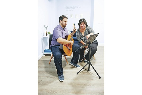 Rodrigo Esquivel y la guitarrista Teresa Toro Rodrigo Esquivel y la guitarrista Teresa Toro