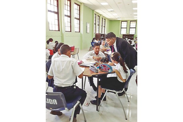 El artista junto a los niños durante el concurso de pintura infantil. El artista junto a los niños durante el concurso de pintura infantil.