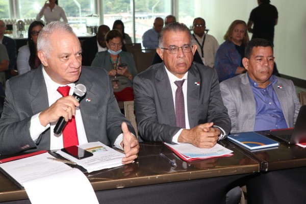 Carlos Salcedo, consejero para Asuntos Agropecuarios (i); Augusto Valderrama, titular del MIDA (c), y José Bernardo González, director de Desarrollo Rural del MIDA (d). Carlos Salcedo, consejero para Asuntos Agropecuarios (i); Augusto Valderrama, titular del MIDA (c), y José Bernardo González, director de Desarrollo Rural del MIDA (d).