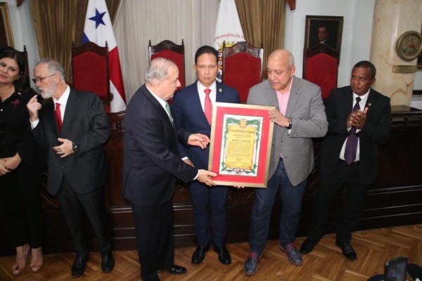 El ex diputado Elías Castillo, también recibió este reconocimiento, el cual le fue entregado por el presidente de la Asamblea Nacional, el diputado Crispiano Adames. El ex diputado Elías Castillo, también recibió este reconocimiento, el cual le fue entregado por el presidente de la Asamblea Nacional, el diputado Crispiano Adames.