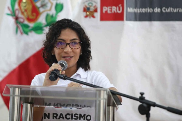 Fotografía de archivo en la que se registró a la ministra de Cultura de Perú, Leslie Urteaga (c), en Lima (Perú). Fotografía de archivo en la que se registró a la ministra de Cultura de Perú, Leslie Urteaga (c), en Lima (Perú).