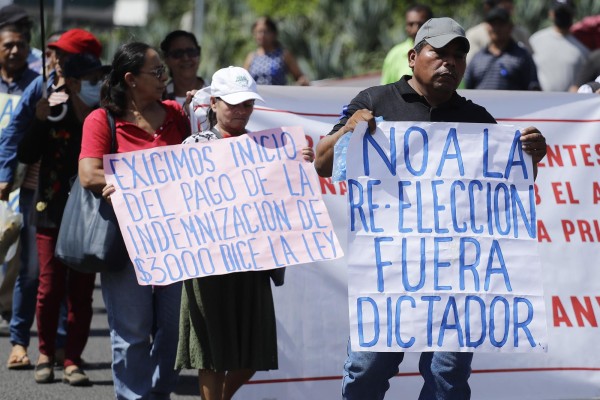 Familiares de detenidos por el régimen de excepción se manifiestan hoy contra las reformas penales que adelanta el Gobierno de Nayib Bukele, en Santa Ana (El Salvador). Familiares de detenidos por el régimen de excepción se manifiestan hoy contra las reformas penales que adelanta el Gobierno de Nayib Bukele, en Santa Ana (El Salvador).