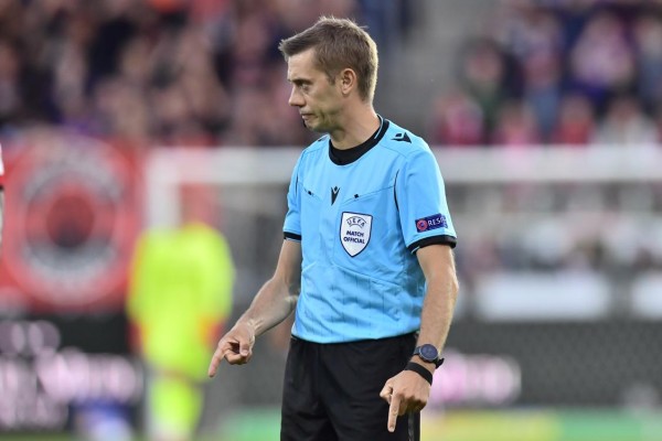El árbitro francés Clément Turpin fue designado para dirigir la final de la Liga de Campeones que enfrentará al Liverpool y el Real Madrid. El árbitro francés Clément Turpin fue designado para dirigir la final de la Liga de Campeones que enfrentará al Liverpool y el Real Madrid.