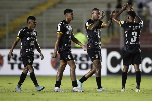 Carlos Small (2-d) de Independiente celebra su gol en un partido de la Copa Centroamericana entre CAI y Motagua en el estadio Rommel Fernández, en la ciudad de Panamá. Carlos Small (2-d) de Independiente celebra su gol en un partido de la Copa Centroamericana entre CAI y Motagua en el estadio Rommel Fernández, en la ciudad de Panamá.
