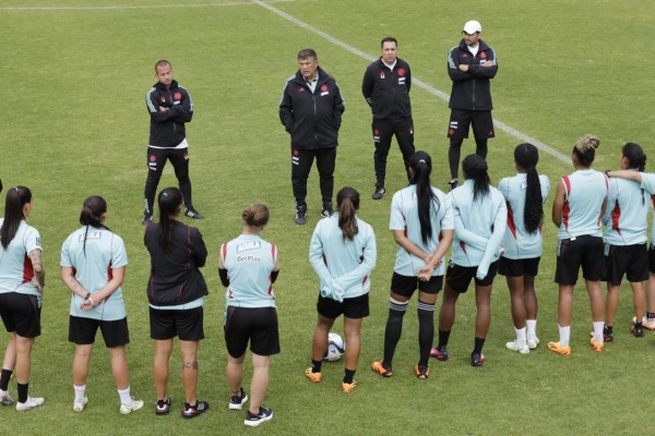 El entrenador de la Selección Colombia de Fútbol Nelson Abadía (c) participa de una jornada de entreno en Bogotá (Colombia). El entrenador de la Selección Colombia de Fútbol Nelson Abadía (c) participa de una jornada de entreno en Bogotá (Colombia).