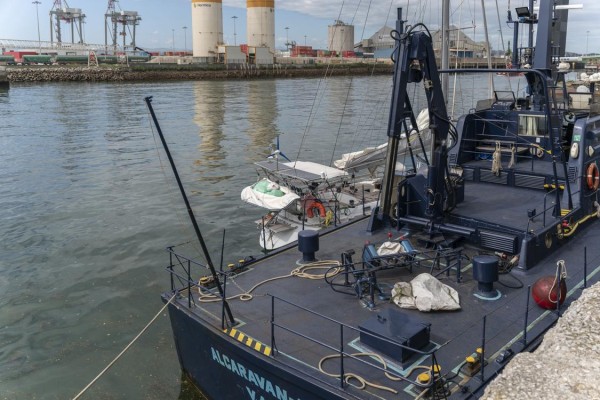 El Servicio de Vigilancia Aduanera de la Agencia Tributaria ha localizado en la costa de Santander un velero con presunta cocaína. El Servicio de Vigilancia Aduanera de la Agencia Tributaria ha localizado en la costa de Santander un velero con presunta cocaína.