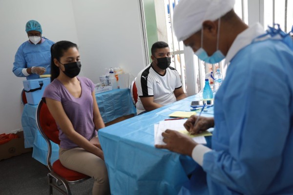 Vacunan contra la covid-19 a colaboradores de Merca Panamá. Vacunan contra la covid-19 a colaboradores de Merca Panamá.
