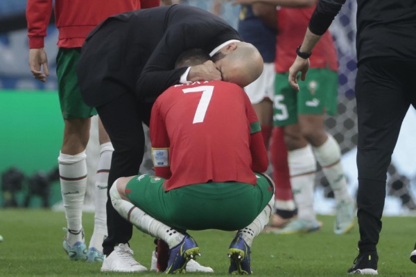 El técnico de Marruecos Walid Regragui consuela a Hakim Ziyech tras la derrota. El técnico de Marruecos Walid Regragui consuela a Hakim Ziyech tras la derrota.