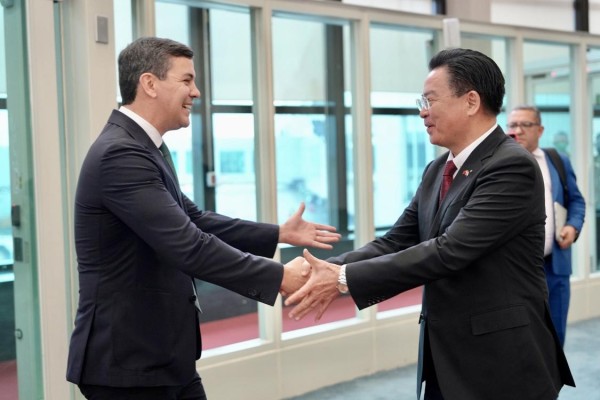 El presidente electo de Paraguay, Santiago Peña (i), saludando al ministro de Relaciones Exteriores de Taiwán, Joseph Wu (d). El presidente electo de Paraguay, Santiago Peña (i), saludando al ministro de Relaciones Exteriores de Taiwán, Joseph Wu (d).
