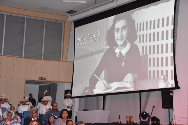 Ana Frank fue una niña alemana con ascendencia judía mundialmente conocida gracias al Diario de Ana Frank, en el cual contó lo vivido en el holocausto. Ana Frank fue una niña alemana con ascendencia judía mundialmente conocida gracias al Diario de Ana Frank, en el cual contó lo vivido en el holocausto.