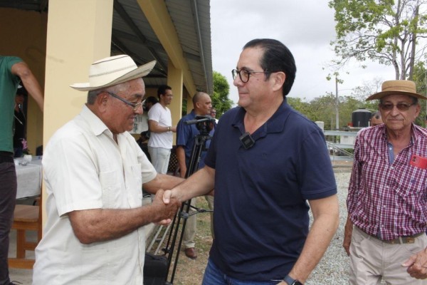 Torrijos se reunió con productores, pesqueros, entre otros. Torrijos se reunió con productores, pesqueros, entre otros.