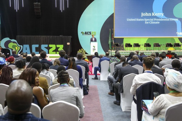 El enviado presidencial especial de Estados Unidos para el clima, John Kerry, habla durante la ceremonia inaugural de la Cumbre Africana sobre el Clima (ACS23). El enviado presidencial especial de Estados Unidos para el clima, John Kerry, habla durante la ceremonia inaugural de la Cumbre Africana sobre el Clima (ACS23).