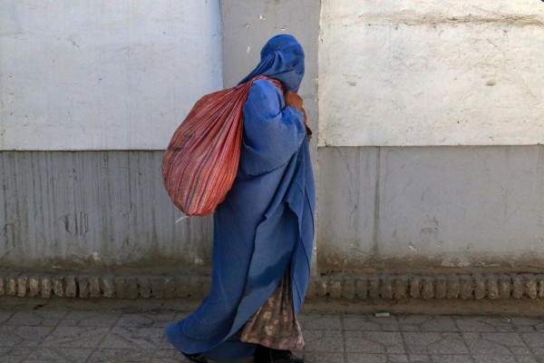 Una mujer con burka camina por una calle de Kabul, en la víspera del segundo aniversario de la victoria de los talibanes en Afganistán. Una mujer con burka camina por una calle de Kabul, en la víspera del segundo aniversario de la victoria de los talibanes en Afganistán.