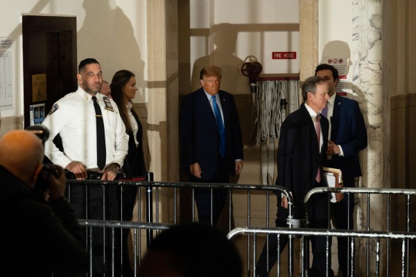 Trump llegó rodeado de sus abogados. Trump llegó rodeado de sus abogados.