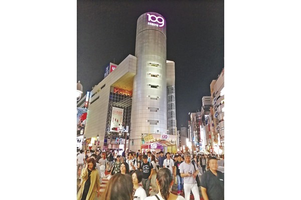 Tokio tiene más de 13 millones de habitantes. Tokio tiene más de 13 millones de habitantes.