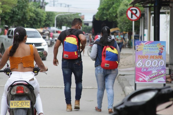 Grupos de migrantes venezolanos recorren las calles de Arauquita, en la frontera de Colombia con Venezuela, en una fotografía de archivo. Grupos de migrantes venezolanos recorren las calles de Arauquita, en la frontera de Colombia con Venezuela, en una fotografía de archivo.