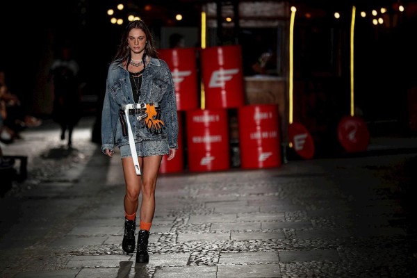 Una modelo fue registrada este domingo al lucir creaciones de la firma Ellus, durante un desfile de la Semana de la Moda de Sao Paulo. Una modelo fue registrada este domingo al lucir creaciones de la firma Ellus, durante un desfile de la Semana de la Moda de Sao Paulo.