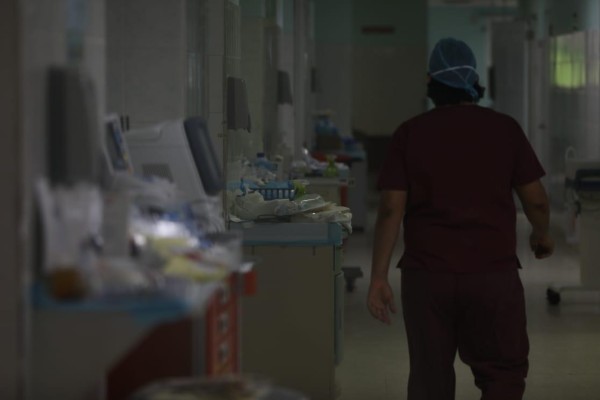 Un médico intensivista en plena faena en la unidad de cuidados intensivos la Caja de Seguro Social. Un médico intensivista en plena faena en la unidad de cuidados intensivos la Caja de Seguro Social.