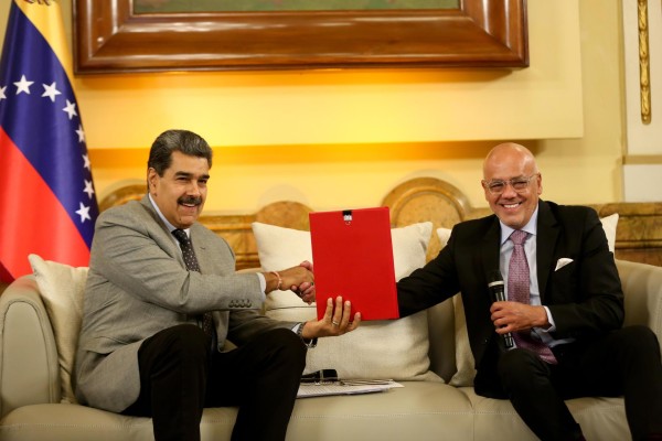 Fotografía cedida por Prensa Miraflores donde se observa al presidente venezolano, Nicolás Maduro (i), mientras se reúne con el presidente del Parlamento, Jorge Rodríguez, en Caracas (Venezuela). Fotografía cedida por Prensa Miraflores donde se observa al presidente venezolano, Nicolás Maduro (i), mientras se reúne con el presidente del Parlamento, Jorge Rodríguez, en Caracas (Venezuela).