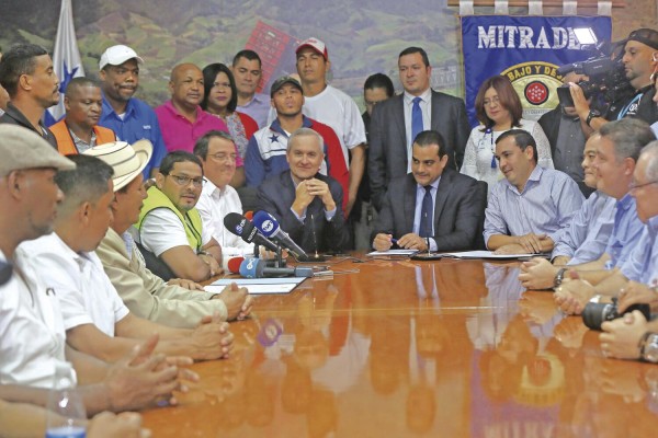 Mesa de negociación de la Convención Colectiva de los obreros de la construcción y la Capac, que dio final a la huelga en 2018 Mesa de negociación de la Convención Colectiva de los obreros de la construcción y la Capac, que dio final a la huelga en 2018