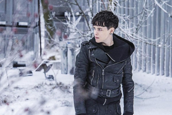 Lisbeth Salander Creada por el novelista sueco Stieg Larsson. Es la protagonista femenina de la serie literaria Millennium. En dichas novelas comparte protagonismo con la figura del periodista Mikael Blomkvist. En el filme dirigido por David Fincher, la interpreta Rooney Mara, pero en su versión original, Noomi Rapace, y en la nueva versión, Claire Foy. Salander cultiva una estética gótica/punk, tiene piercings en la ceja, lengua, nariz, ombligo, pezones, vulva y orejas, así como varios tatuajes. Lisbeth Salander Creada por el novelista sueco Stieg Larsson. Es la protagonista femenina de la serie literaria Millennium. En dichas novelas comparte protagonismo con la figura del periodista Mikael Blomkvist. En el filme dirigido por David Fincher, la interpreta Rooney Mara, pero en su versión original, Noomi Rapace, y en la nueva versión, Claire Foy. Salander cultiva una estética gótica/punk, tiene piercings en la ceja, lengua, nariz, ombligo, pezones, vulva y orejas, así como varios tatuajes.