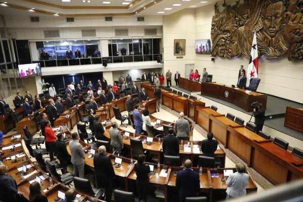 Asamblea aprueba en tercer debate proyecto de ley que decreta moratoria minera. Asamblea aprueba en tercer debate proyecto de ley que decreta moratoria minera.