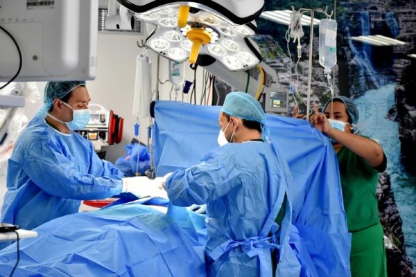 Médicos de la CSS tratan la obesidad mórbida en un hombre con problemas metabólicos y mecánicos, dolores articulares en las rodillas, columna y tobillos. Médicos de la CSS tratan la obesidad mórbida en un hombre con problemas metabólicos y mecánicos, dolores articulares en las rodillas, columna y tobillos.