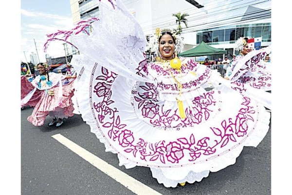 La pollera, considerada el traje típico del país, se hizo presente durante los desfiles de este lunes. La pollera, considerada el traje típico del país, se hizo presente durante los desfiles de este lunes.