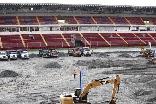Trabajos que se realizan en la cancha del Rommel Fernández Trabajos que se realizan en la cancha del Rommel Fernández