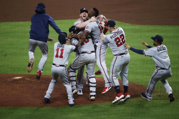 Jugadores de los Bravos de Atlanta fueron registrados este martes al celebrar el título de la Serie Mundial de béisbol de la MLB, tras derrotar 7-0 a los Astros de Houston Jugadores de los Bravos de Atlanta fueron registrados este martes al celebrar el título de la Serie Mundial de béisbol de la MLB, tras derrotar 7-0 a los Astros de Houston