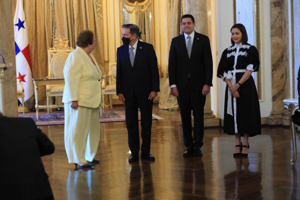 La Embajadora de Estados Unidos en Panamá, María del Carmen Aponte, también presentó su cartas credenciales ante el mandatario panameño. La Embajadora de Estados Unidos en Panamá, María del Carmen Aponte, también presentó su cartas credenciales ante el mandatario panameño.