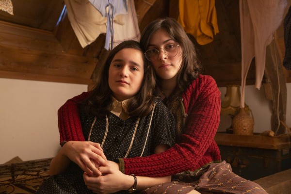 Luna (Anne) y Shai (Margot) en el ático del Anexo. Luna (Anne) y Shai (Margot) en el ático del Anexo.