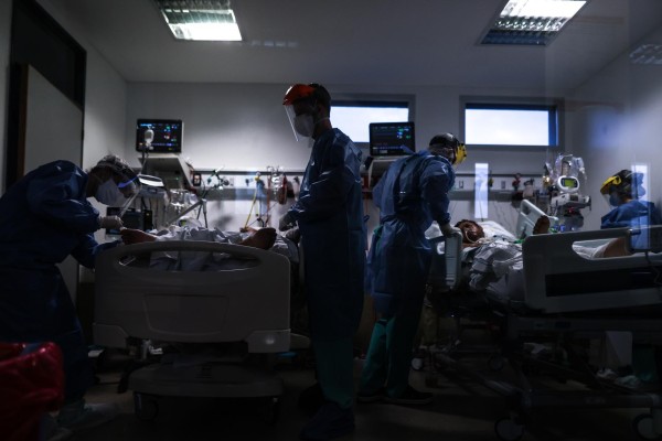 Médicos y enfermeros trabajan en una Unidad de Cuidados Intensivos Médicos y enfermeros trabajan en una Unidad de Cuidados Intensivos