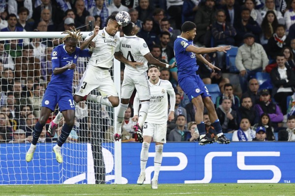 El defensa del Real Madrid Eder Militao (2i) despeja de cabeza junto a Trevoh Chalobah (i), del Chelsea El defensa del Real Madrid Eder Militao (2i) despeja de cabeza junto a Trevoh Chalobah (i), del Chelsea