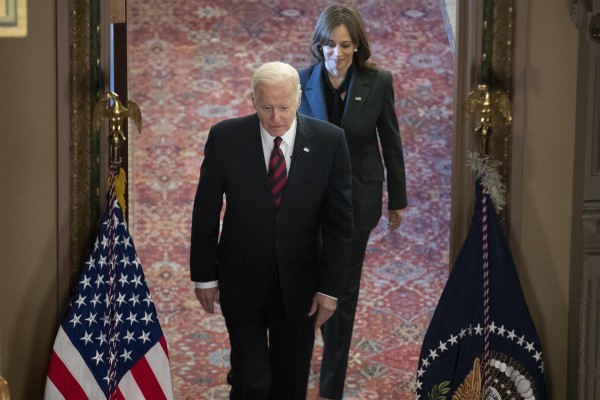 El presidente de Estados Unidos, Joe Biden (al frente), fue registrado este martes, antes de ofrecer una declaración pública, junto a su vicepresidenta, Kamala Harris El presidente de Estados Unidos, Joe Biden (al frente), fue registrado este martes, antes de ofrecer una declaración pública, junto a su vicepresidenta, Kamala Harris
