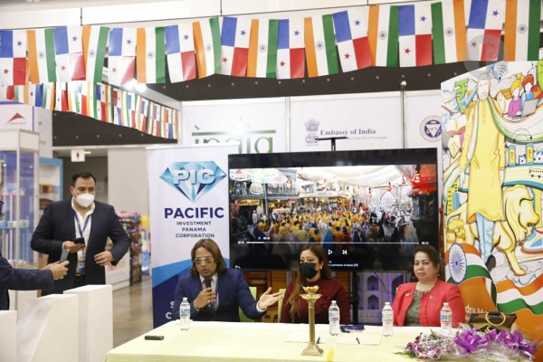 El empresario indio, Prabhakar Sharan; Yurealy Sing, directora nacional de Comercio del Ministerio de Industria; y Dolly Kaur, representante de la productora más grande de Bollywood, firman un convenio durante un evento en Ciudad de Panamá. El empresario indio, Prabhakar Sharan; Yurealy Sing, directora nacional de Comercio del Ministerio de Industria; y Dolly Kaur, representante de la productora más grande de Bollywood, firman un convenio durante un evento en Ciudad de Panamá.